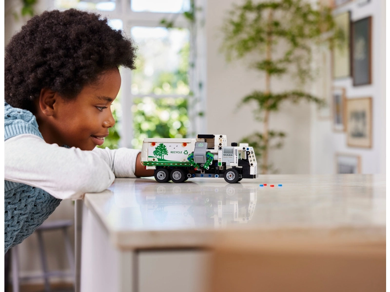 LEGO Technic - Elektrické smetiarske auto Mack® LR