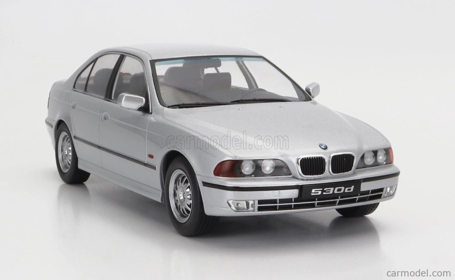BMW radu 5 530d (e39) Sedan 1995 v mierke 1:18 strieborná