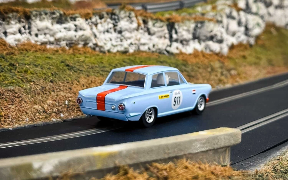 Autíčko Gulf SCALEXTRIC C4669 - Ford Lotus Cortina (1:32)