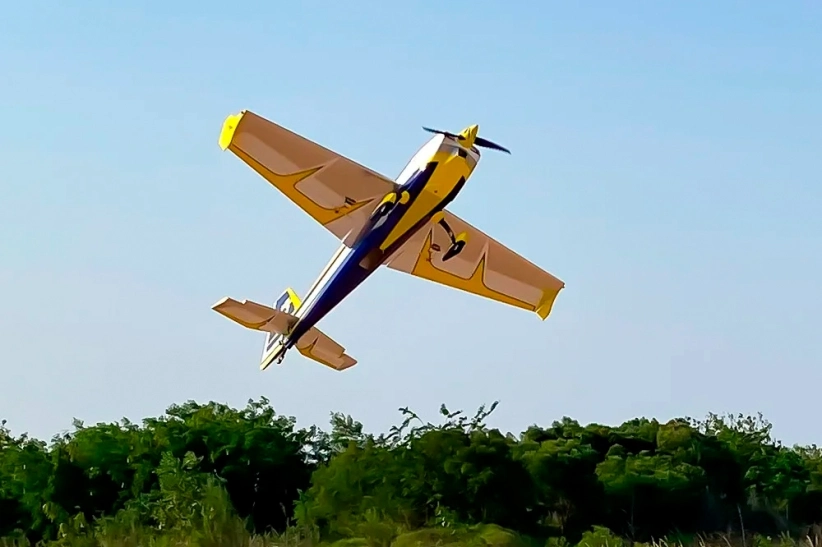 RC letadlo 67" Extra NG ARF 1,7m, červená