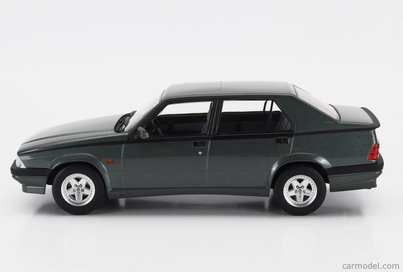 Triple9 Alfa romeo 75 1988 1:18 Šedozelená