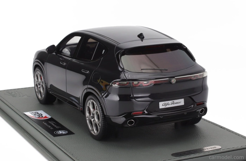 Bbr-models Alfa romeo Tonale Veloce Plug-in Hybrid 2023 - Con Vetrina - S vitrínou 1:18 Nero Alfa - Black