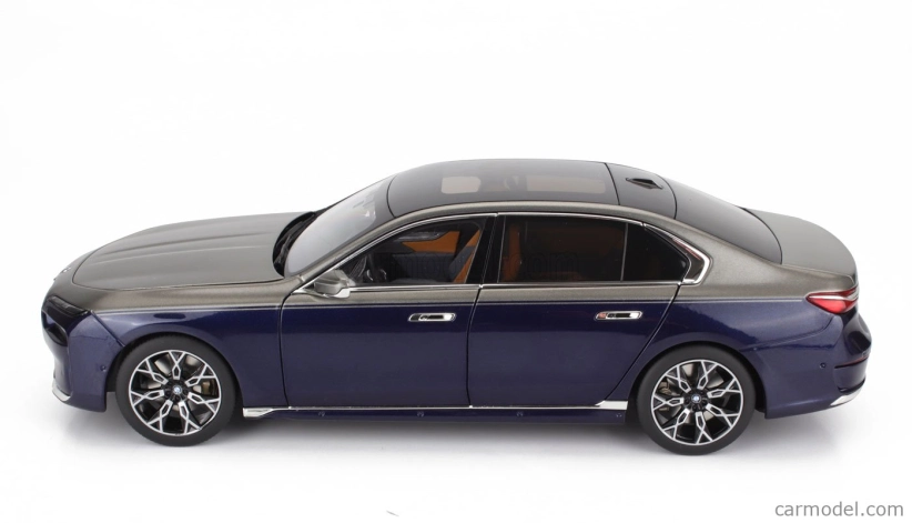 Minichamps BMW radu 7 I7 Xdrive60 2023 1:18 modrá strieborná