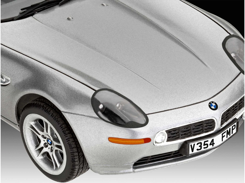 Revell BMW Z8 – Jeden svet nestačí (1:24) (darčeková súprava)