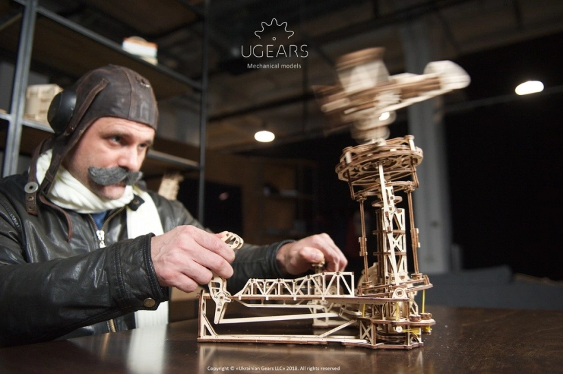 Ugears 3D drevené mechanické puzzle lietajúce stroje