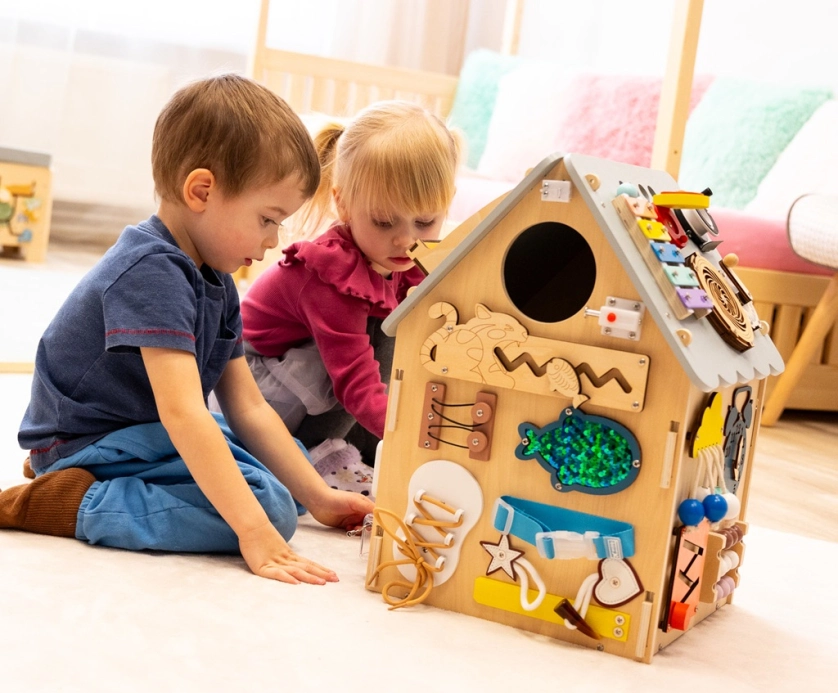 2Kids Toys Activity board Domček sivý – poškodený obal
