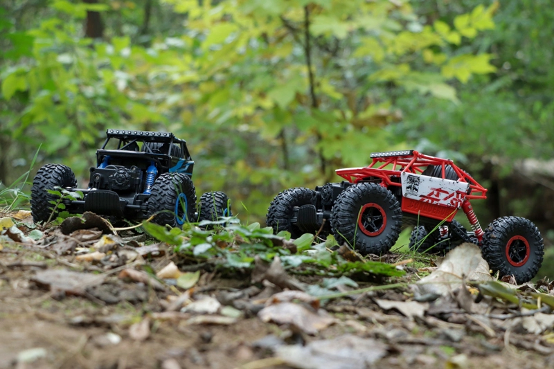 RC auto Conqueror 1:18, červená + náhradná batéria