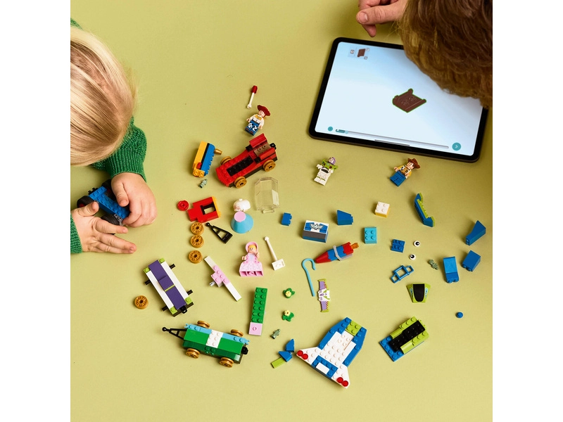 LEGO Disney - Slávnostný vlak a autíčko Toy Story