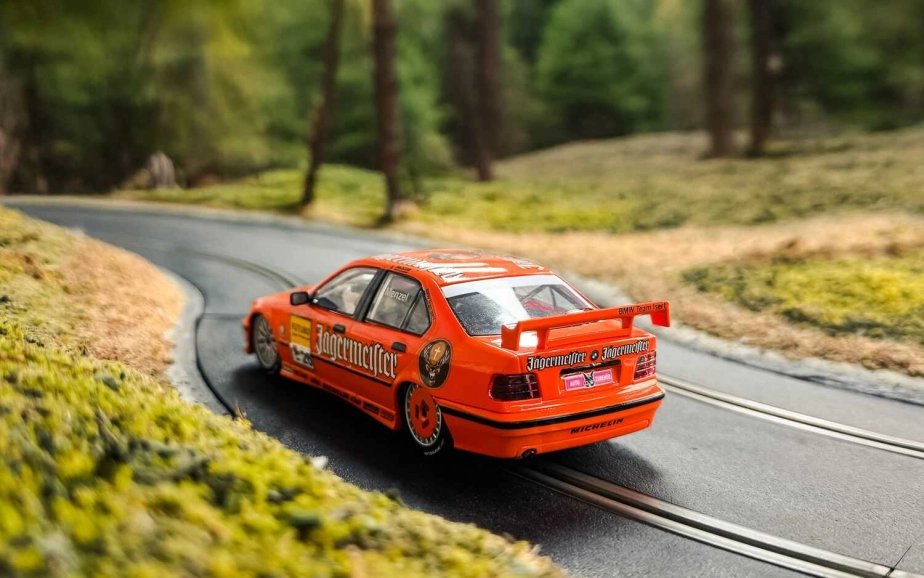 Autíčko Touring SCALEXTRIC C4574 - BMW E36 320i - BTCC 1995 - David Brabham (1:32)