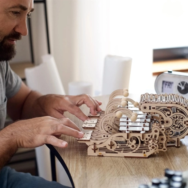 Ugears 3D drevené mechanické puzzle programovateľné Celesta