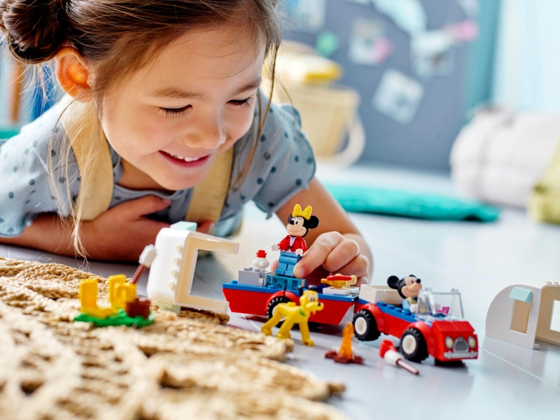 LEGO Disney - Mickey Mouse a Minnie Mouse idú táboriť