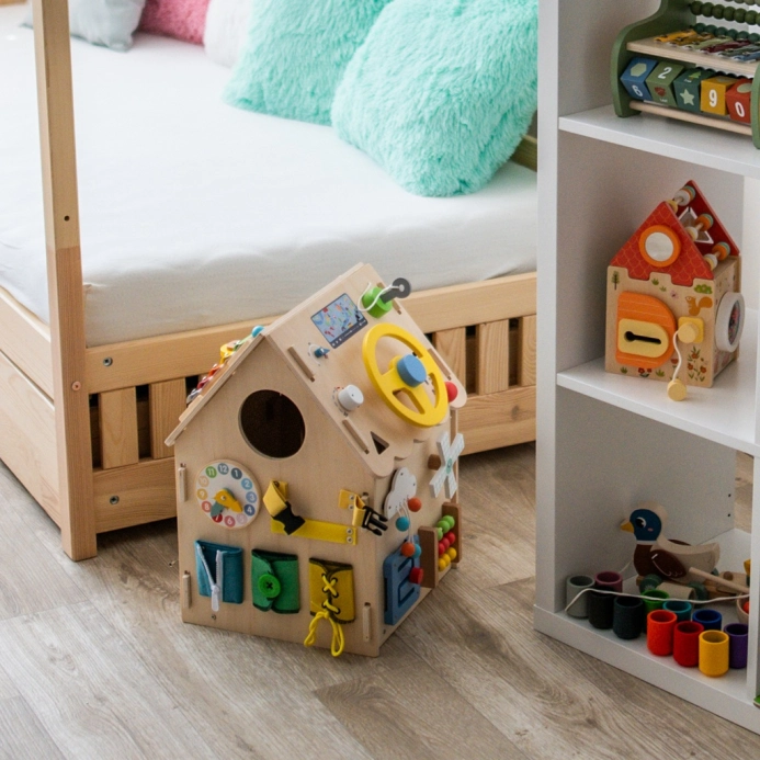 2Kids Toys Activity board Domček prírodný