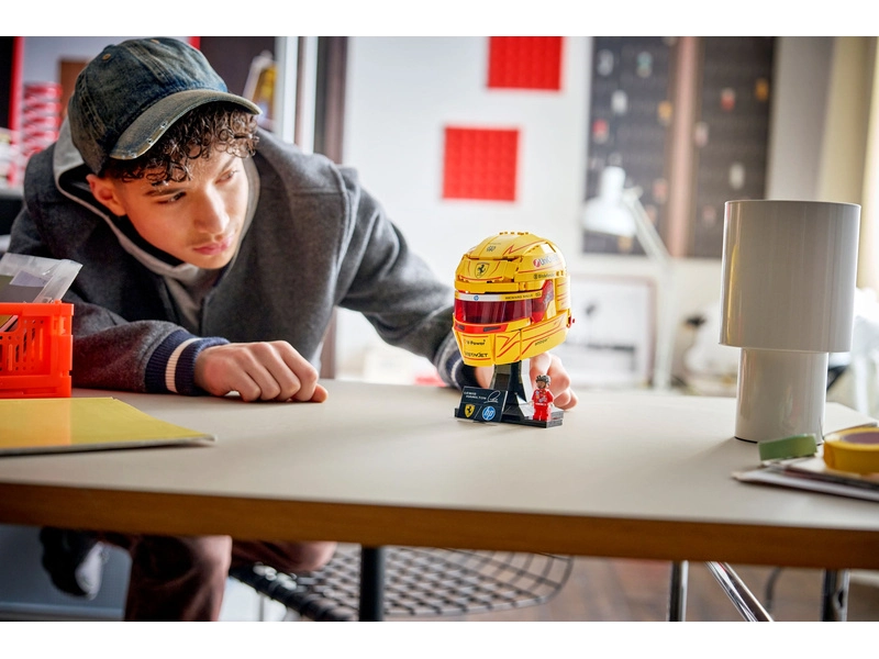 LEGO Editions - Prilba Lewisa Hamiltona zo Scuderia Ferrari HP