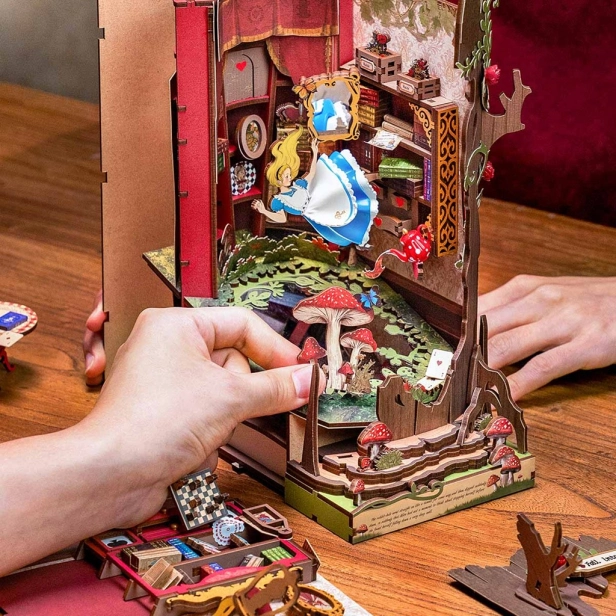 RoboTime 3D skládačka Zarážka na knihy Cesta do říše divů