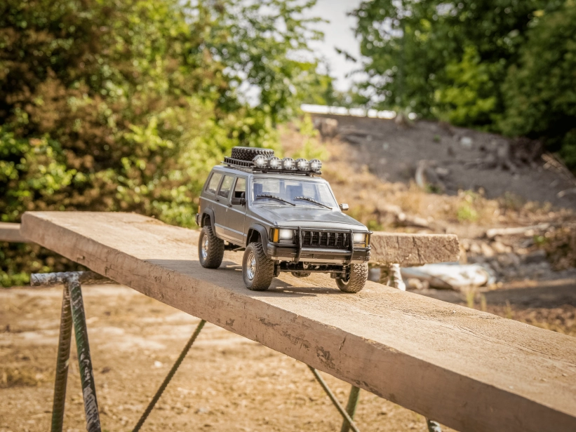 RC auto SUV Legend 4x4 1:12 4WD, strieborná + náhradná batéria