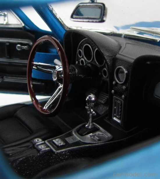 Maisto Chevrolet Corvette Coupe 2-dverový 1965 1:18 Light Blue Met