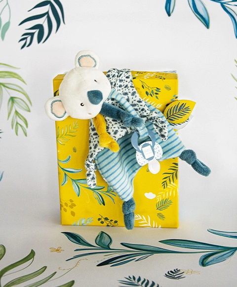 Doudou Darčeková sada – Hračka s úchytom na cumlík koala Yoca 20 cm – poškodený obal