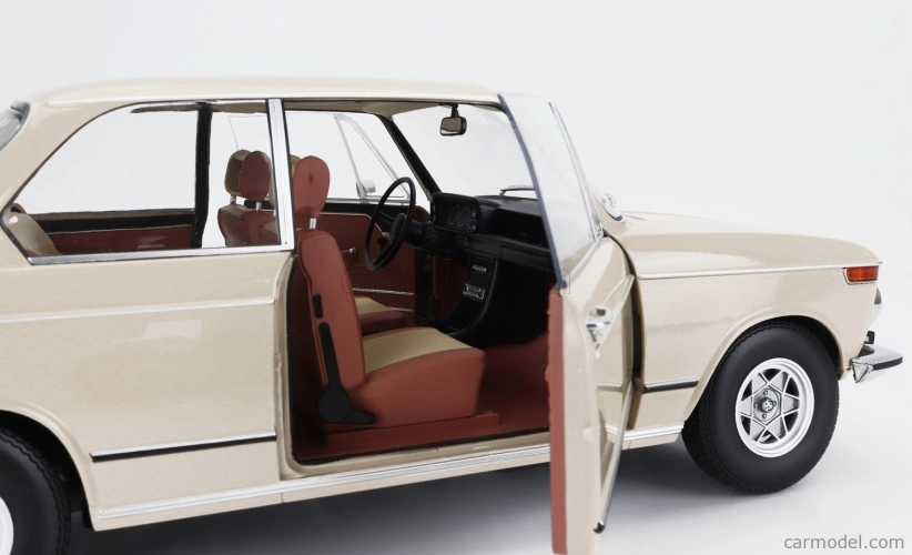 BMW 1602 radu 1 1971 v mierke 1:12 béžová