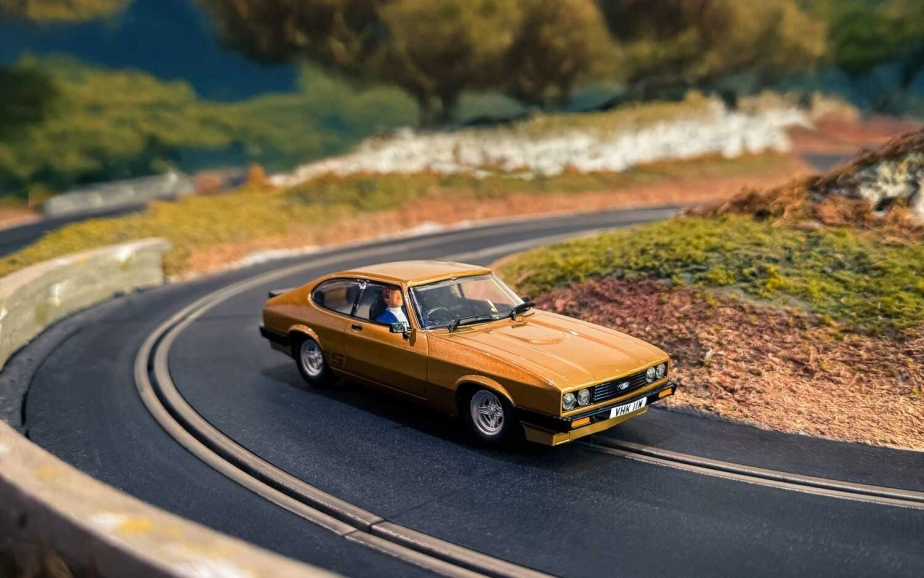 Autíčko Film & TV SCALEXTRIC C4642 - The Professionals Capri Twin Pack (1:32)
