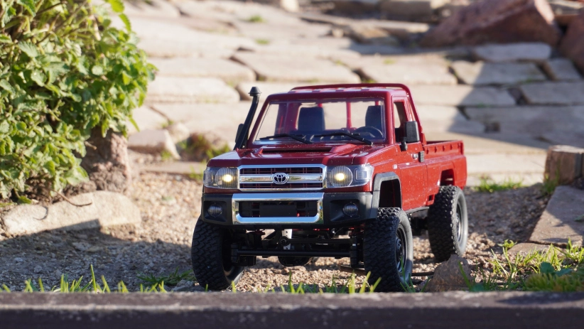 RC auto Land Cruiser Toyota, červená + náhradní baterie