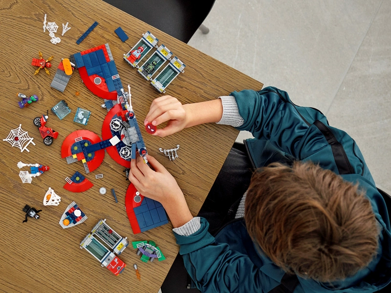 LEGO Super Heroes - Útok na pavúčie brlohy