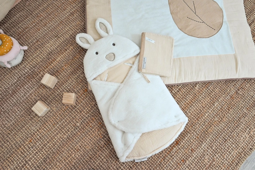 Doudou Plyšová bílá dečka s kapucí Happy Wild 70 cm