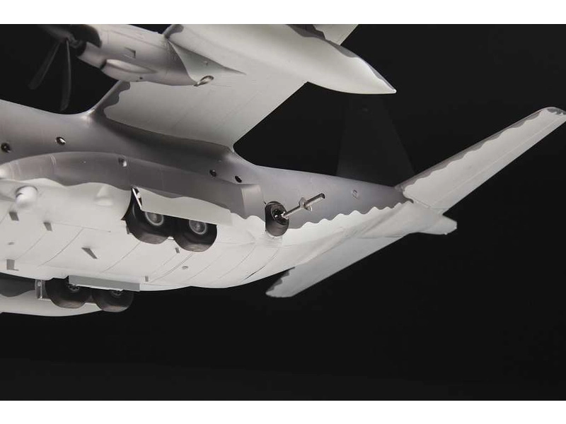 Zvezda Lockheed AC-130J Gunship Ghostrider (1:72)