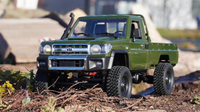 RC auto Land Cruiser Toyota, zelené + náhradná batéria