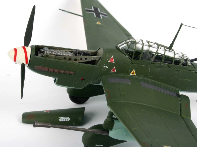 Revell Junkers Ju87 G/D Tank Buster (1:72) (štartovacia súprava)