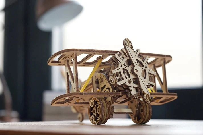 Ugears 3D dřevěná mechanická skládačka Mini dvojplošník