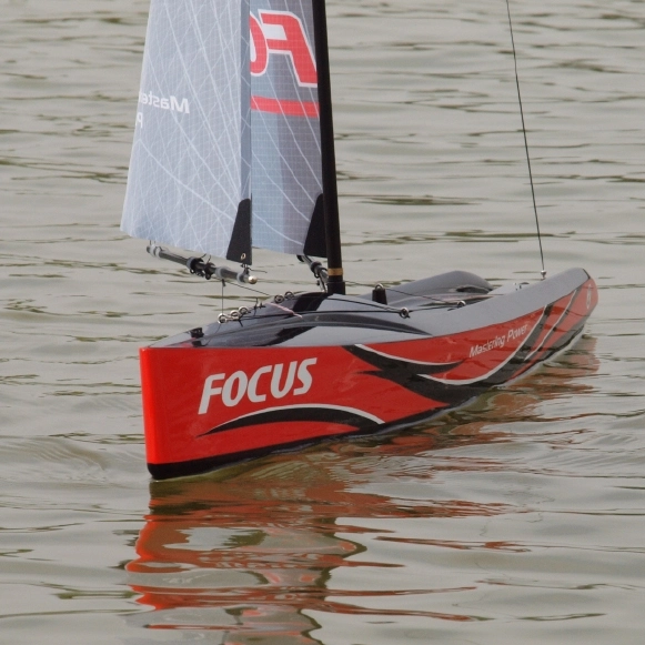 RC plachetnica Focus V2