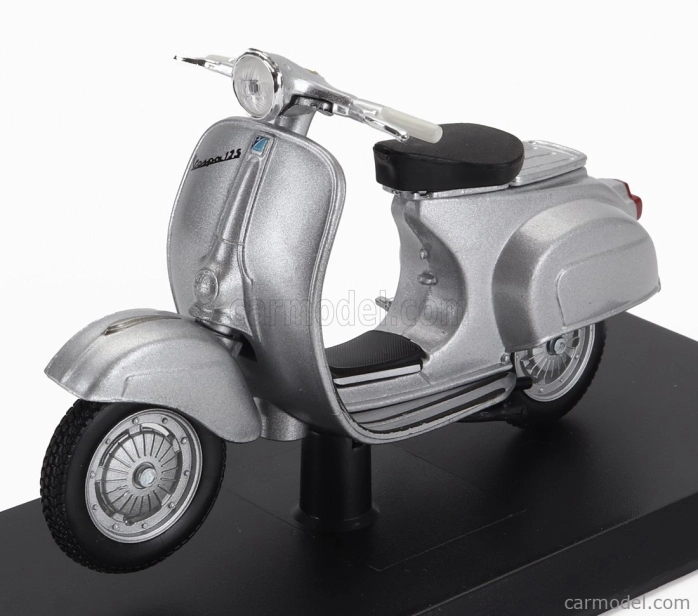 Edicola Piaggio Vespa 125 Nuova 1965 1:18 Strieborná