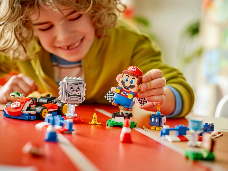 LEGO Super Mario - Mario Kart™ - Interaktívny LEGO Mario™ a štandardná motokára