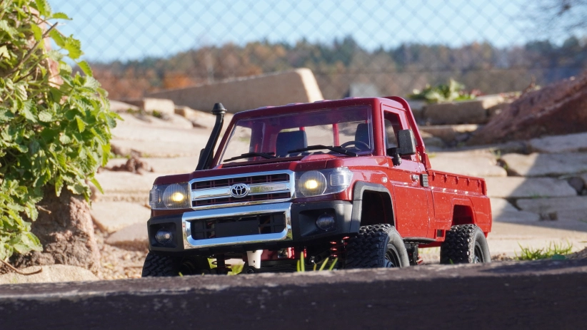 RC auto Land Cruiser Toyota, červená
