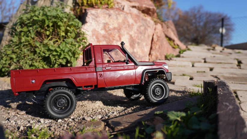 RC auto Land Cruiser Toyota, červená + náhradní baterie