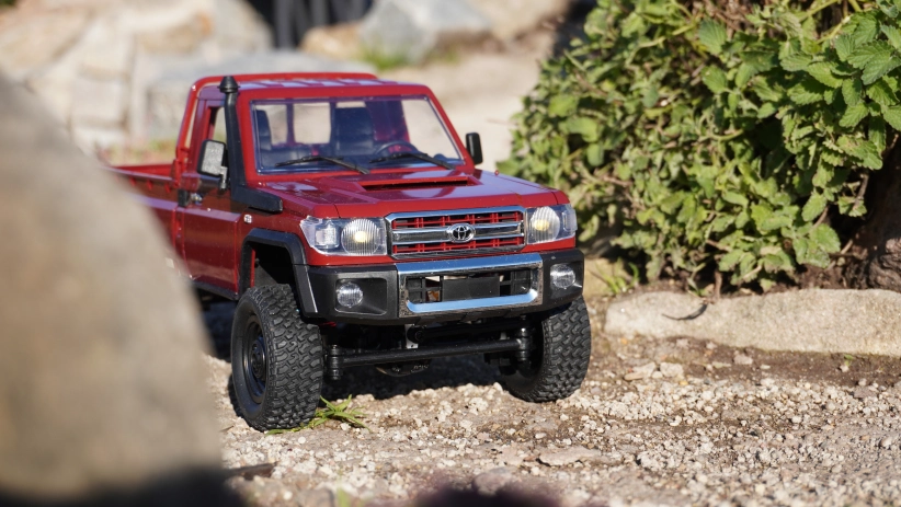 RC auto Land Cruiser Toyota, červená