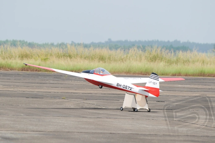 BH145 LF-107 Luňák větroň 6000 mm ARF