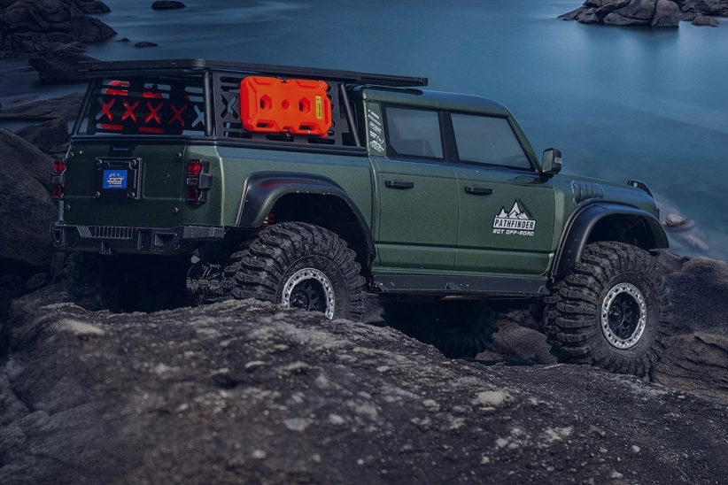 RC auto PATHFINDER 1/10 sada 2,4GHz, bílá