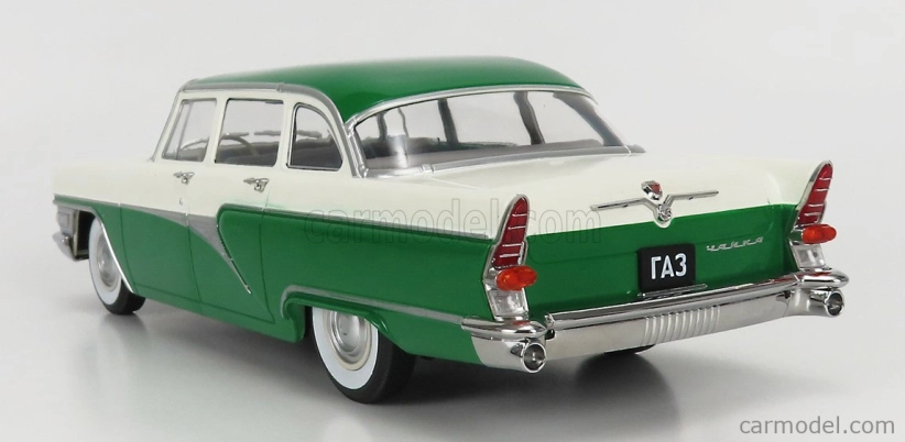 Triple9 GAZ 13 Seagull Chaika 1959 1:18 zelená biela
