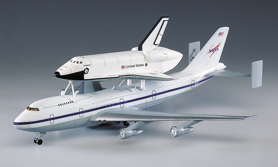 Academy raketoplán s lietadlom Boeing 747 (1:288)