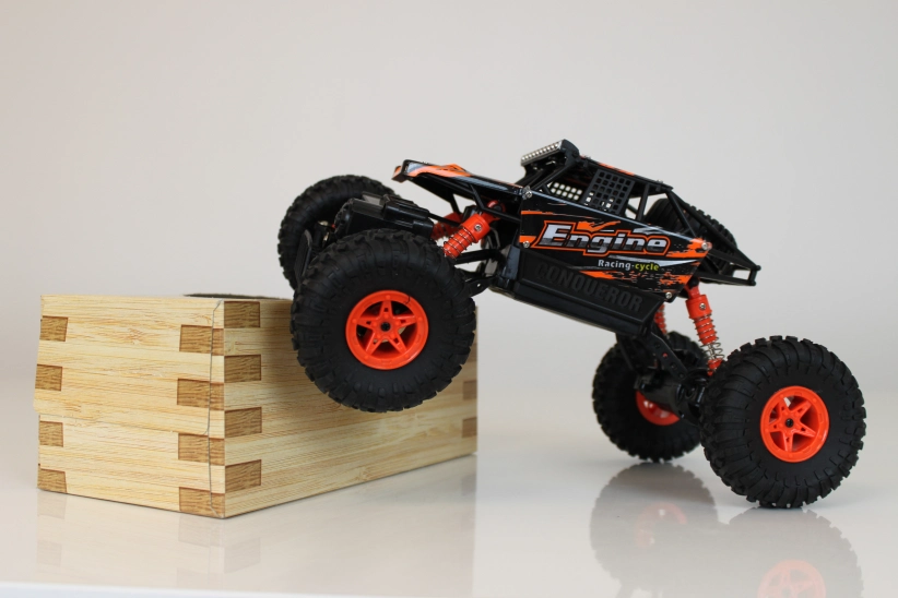 RC crawler Engine 1:18, oranžová + náhradná batéria