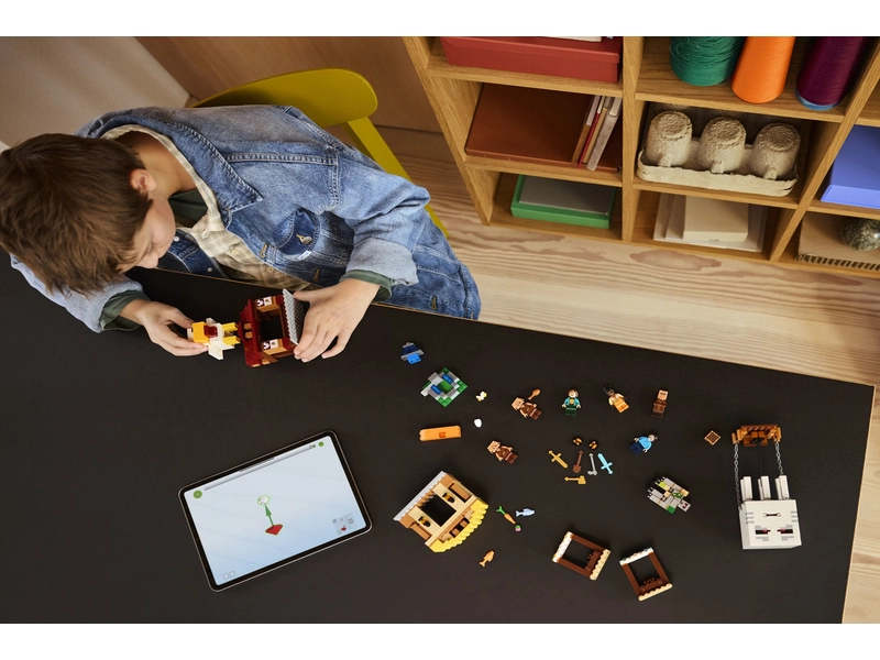 LEGO Minecraft - Balón v podobe ďatľa a útok na dedinu