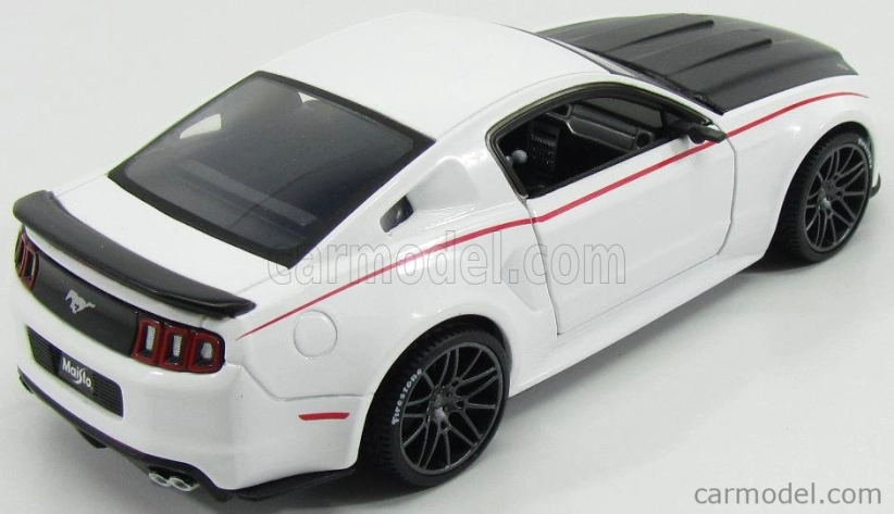 Maisto Ford USA Mustang Coupe Street Racer 2014 1:24 bielo-čierna