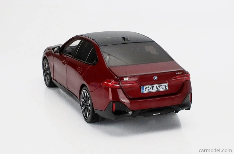 Minichamps BMW 5-series I5 M50 (g60) 2023 1:18 Rosso Fuoco - Červený Met