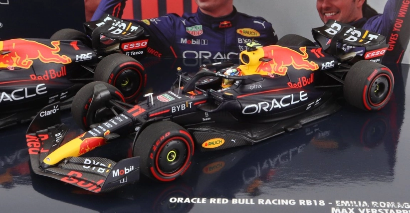 Minichamps Red bull F1 Set 2x Rb18 Team Oracle Red Bull Racing N 1 Víťaz Emilia Romagna Taliansko Gp Majster sveta 2022 Max Verstappen + N 11 2. Emilia Romagna Taliansko Gp 2022 Sergio Perez 1:43 Matná modrá žltá červená