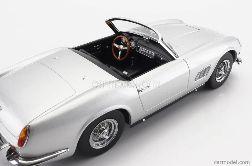 Ferrari 250gt California Spider s pevnou strechou 1960 v mierke 1:18 strieborná