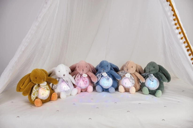 Doudou Hrací skříňka s projekcí Králíček hořčicově žlutý