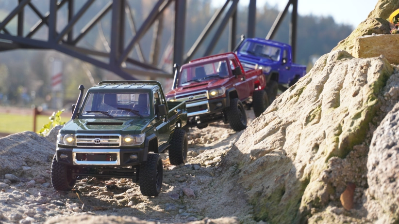 RC auto Land Cruiser Toyota, červená + náhradní baterie