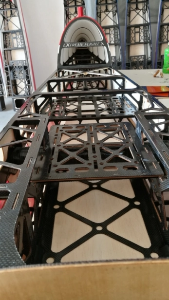 104" EXTRA 300 V2 – červená/čierna/biela 2,64 m