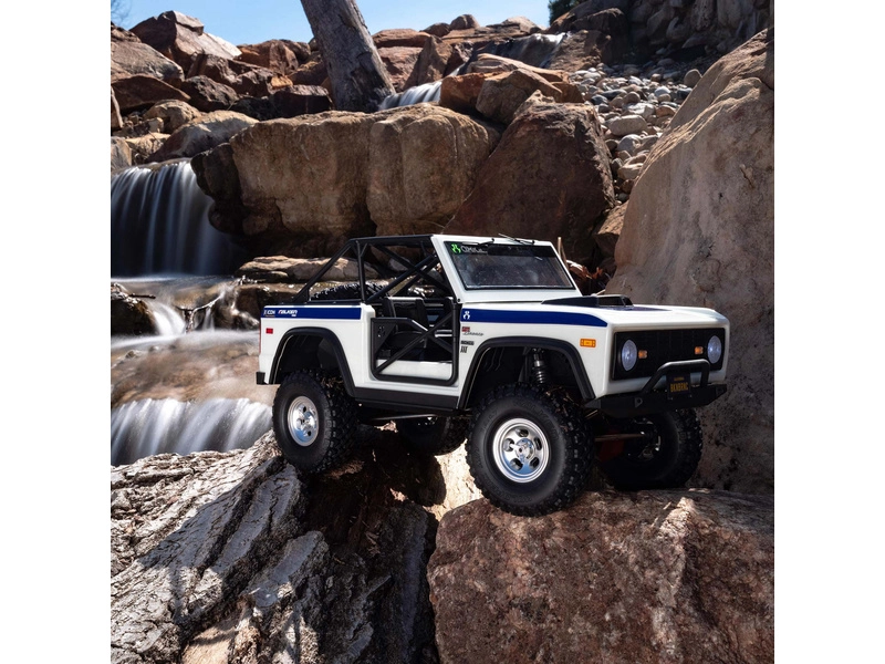 RC auto Axial SCX10 III Early Ford Bronco 4WD 1:10, biele